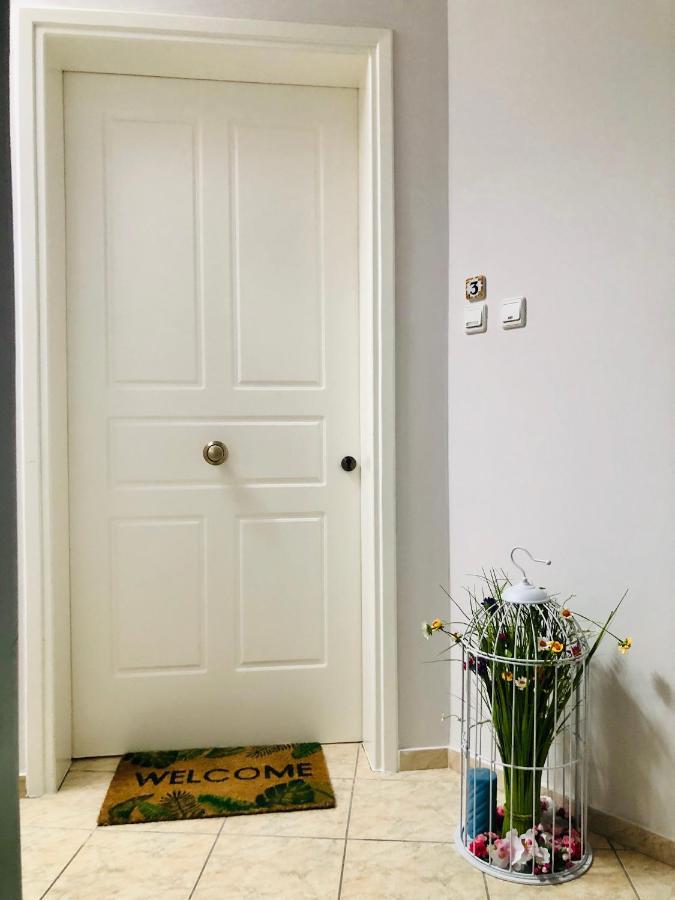 Lovely Apartments D Патра Екстериор снимка